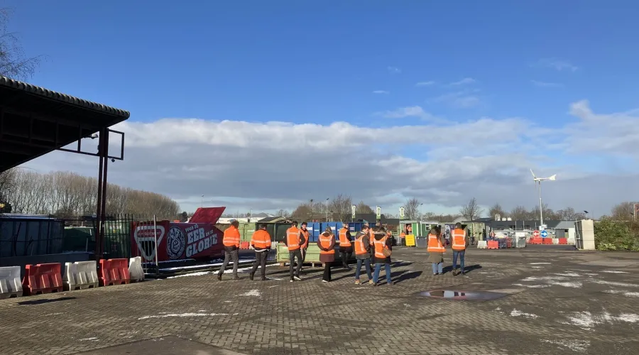 Groep mensen krijgt een rondleiding op de milieustraat in Sint Oedenrode