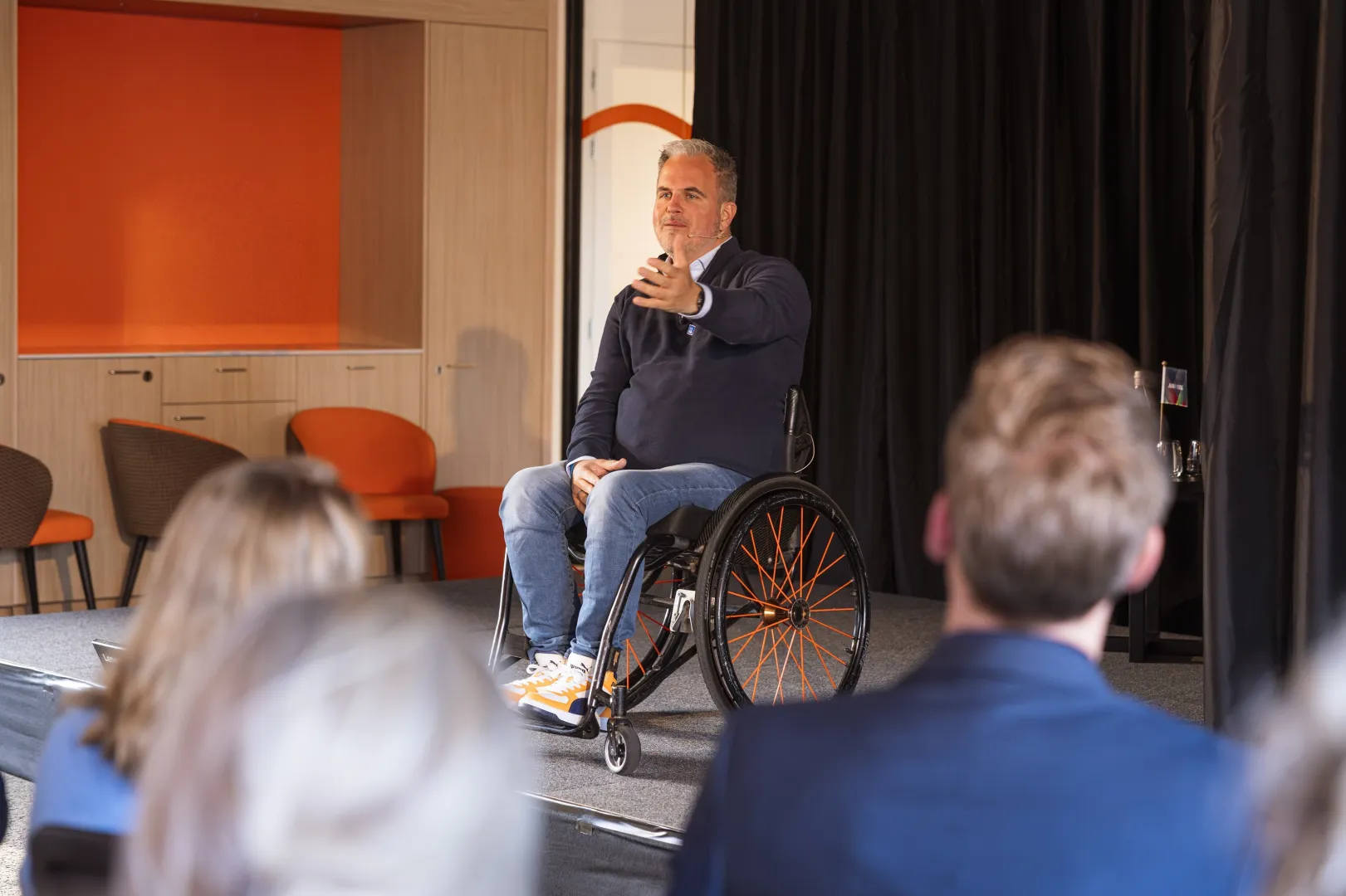 Niek van den Adel vertelt zijn verhaal op het podium