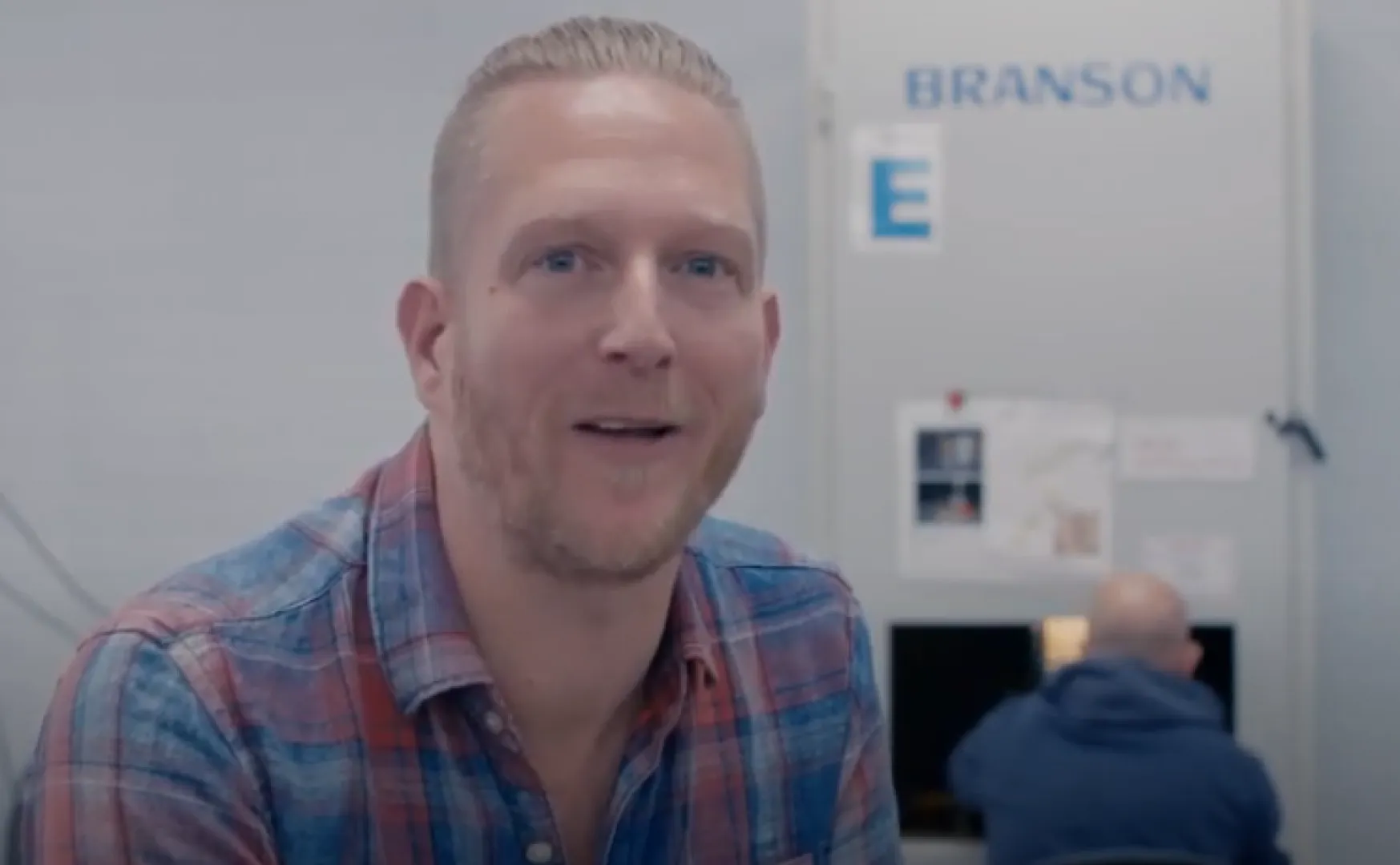 Een medewerker van WSD lacht in de camera