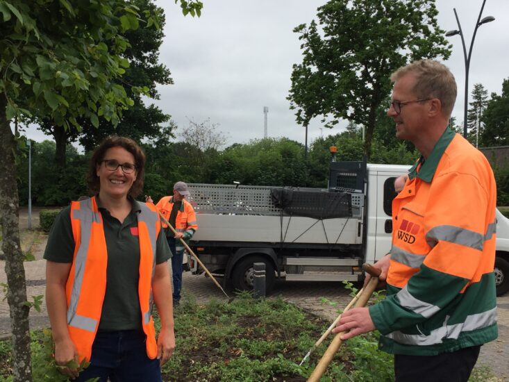 Natasja Mettler begeleider in het groen meewerkend voorman