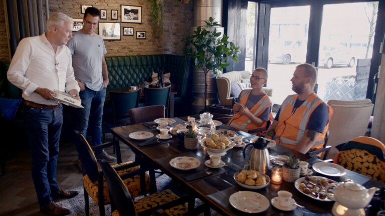 Marc Christiaens (Directeur Werk bij WSD) en Willem Frunt (werkleider bij WSD) verrassen 18-jarige Mitchel van Doorn met een slagroomtaart omdat hij de vijfhonderdste medewerker is die aan het werk gaat via de Participatiewet bij WSD.
