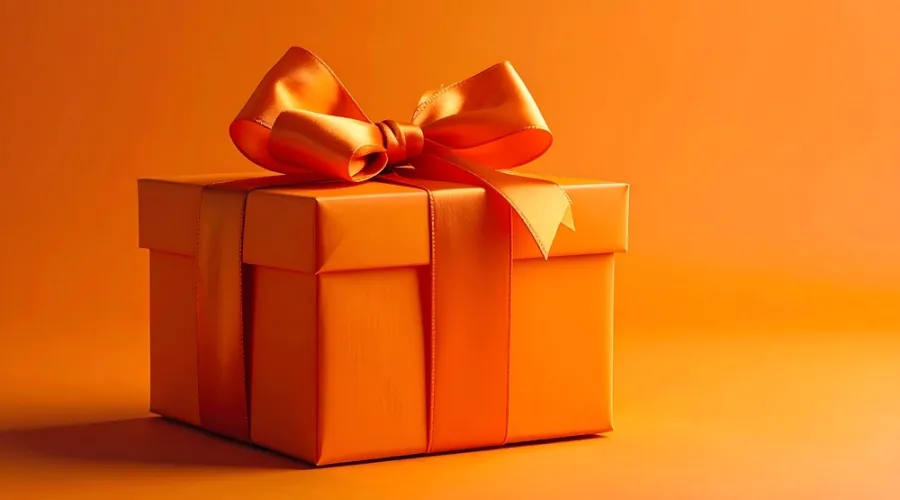 Oranje achtergrond met oranje cadeau en strik